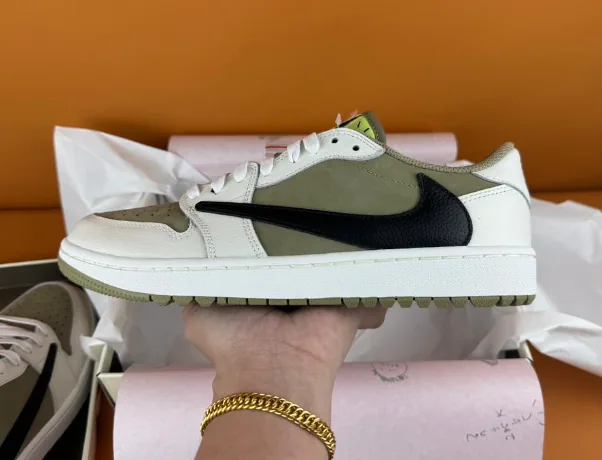 Jordan 1 Low Green Top Trainers — QC