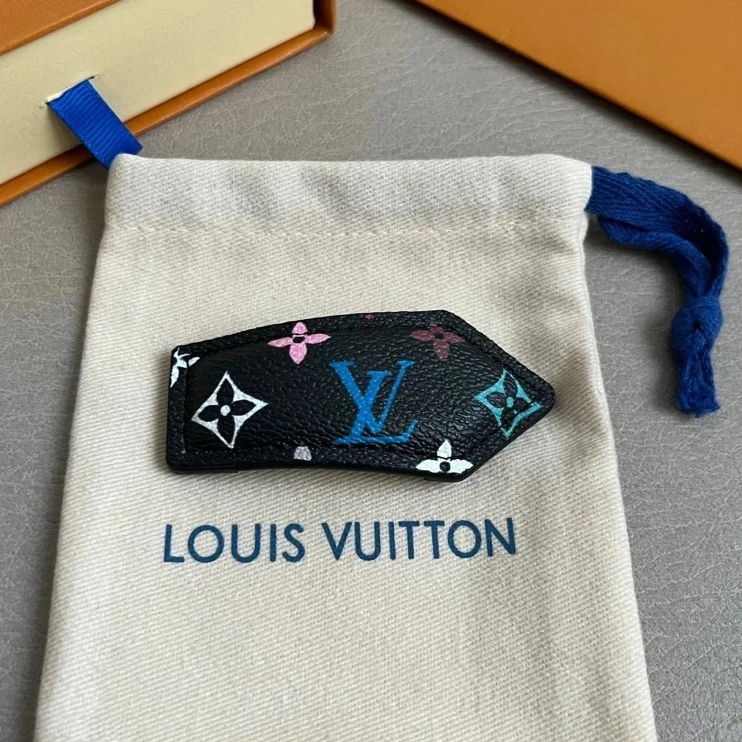 Letter Hair Clip — photo 4