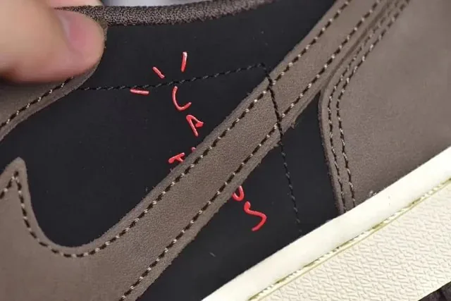 Jordan 1 Low Travis Scott Running Shoes — Photo 6