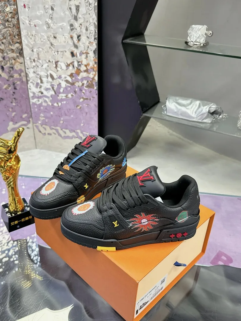 Louis Vuitton LV Trainer Graffiti Print Low-Top Trainers — Photo 11