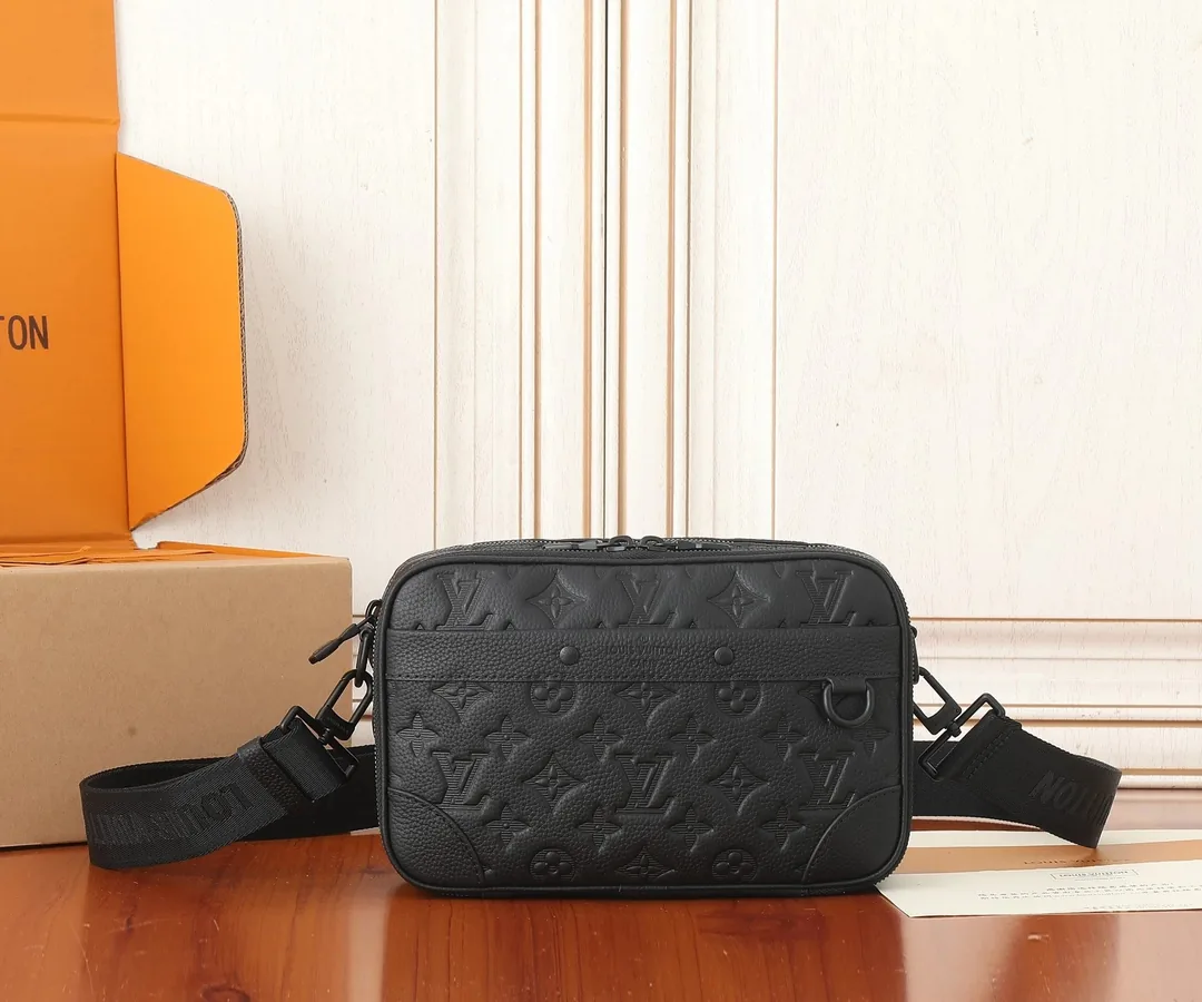 Louis Vuitton Alpha Messenger Bag — Photo 2
