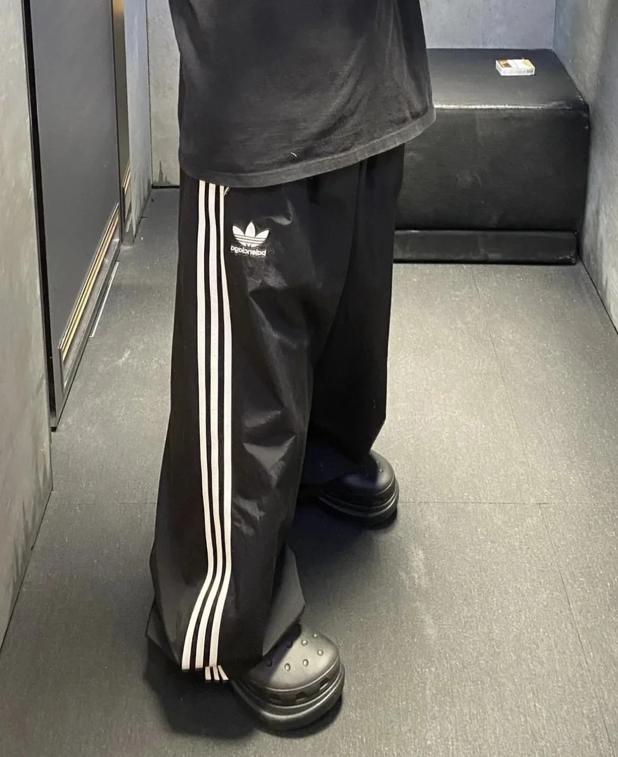 Balenciaga Embroidered Three-Stripe Sweatpants — Photo 3