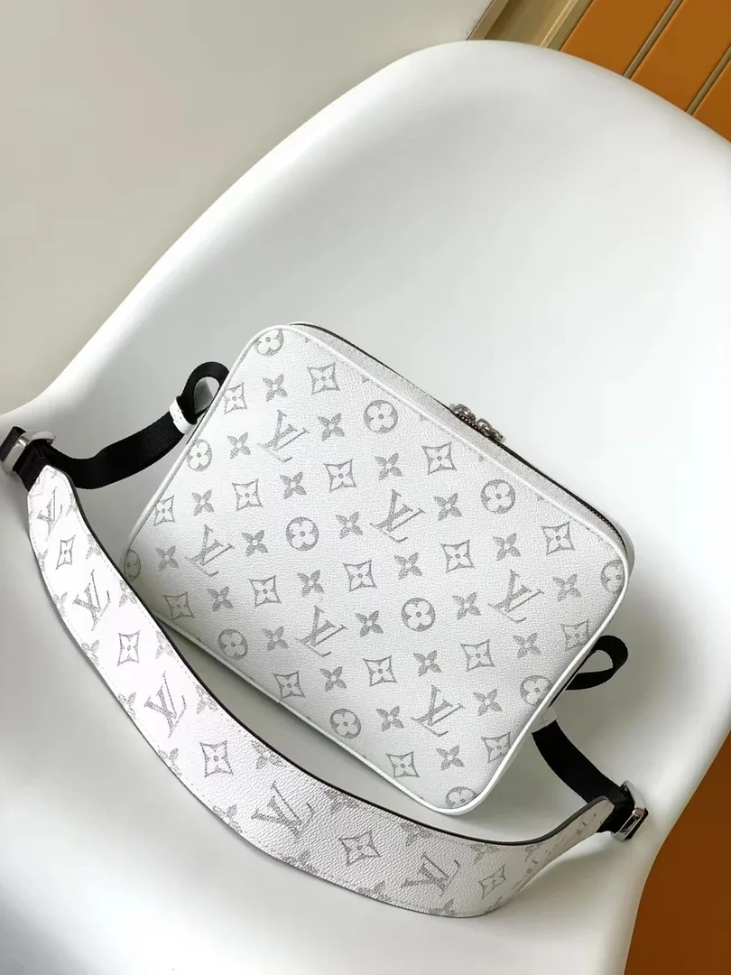 Louis Vuitton Outdoor Messenger Monogram — photo 8
