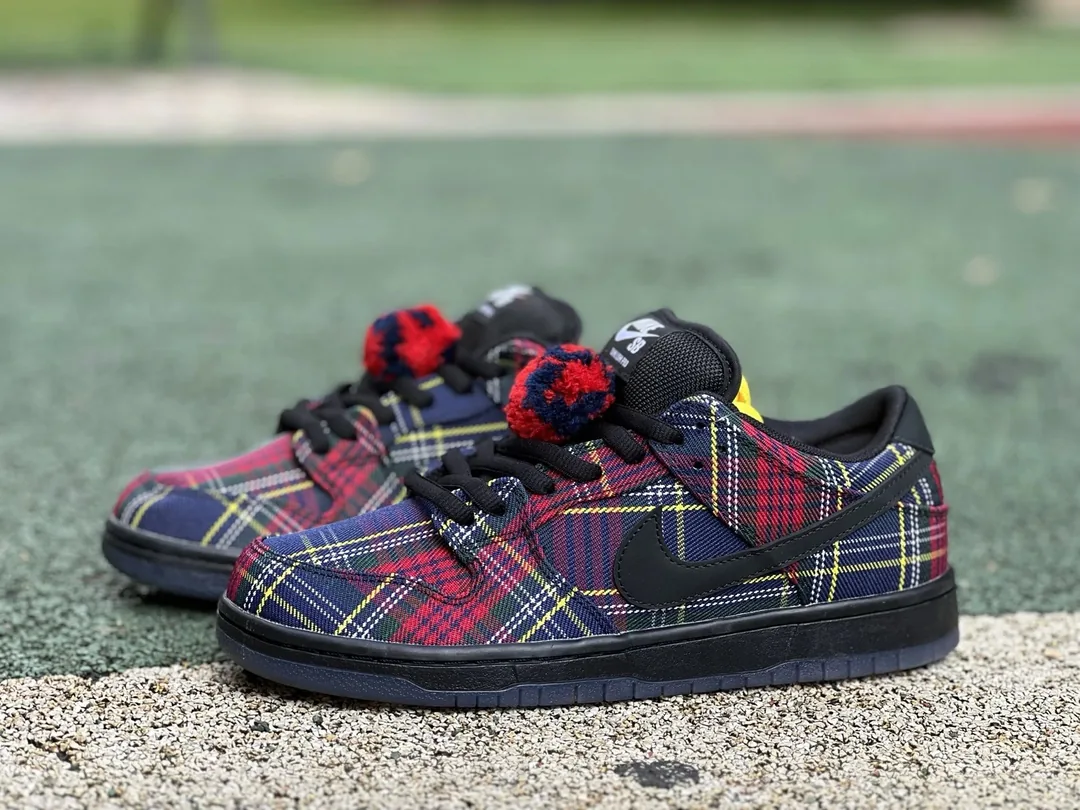 Nike Dunk Low SB Nardwuar Edition Sneakers