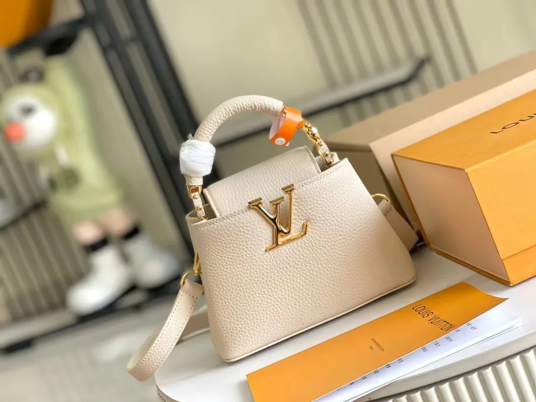 Louis Vuitton Leather Shoulder Bag — photo 4