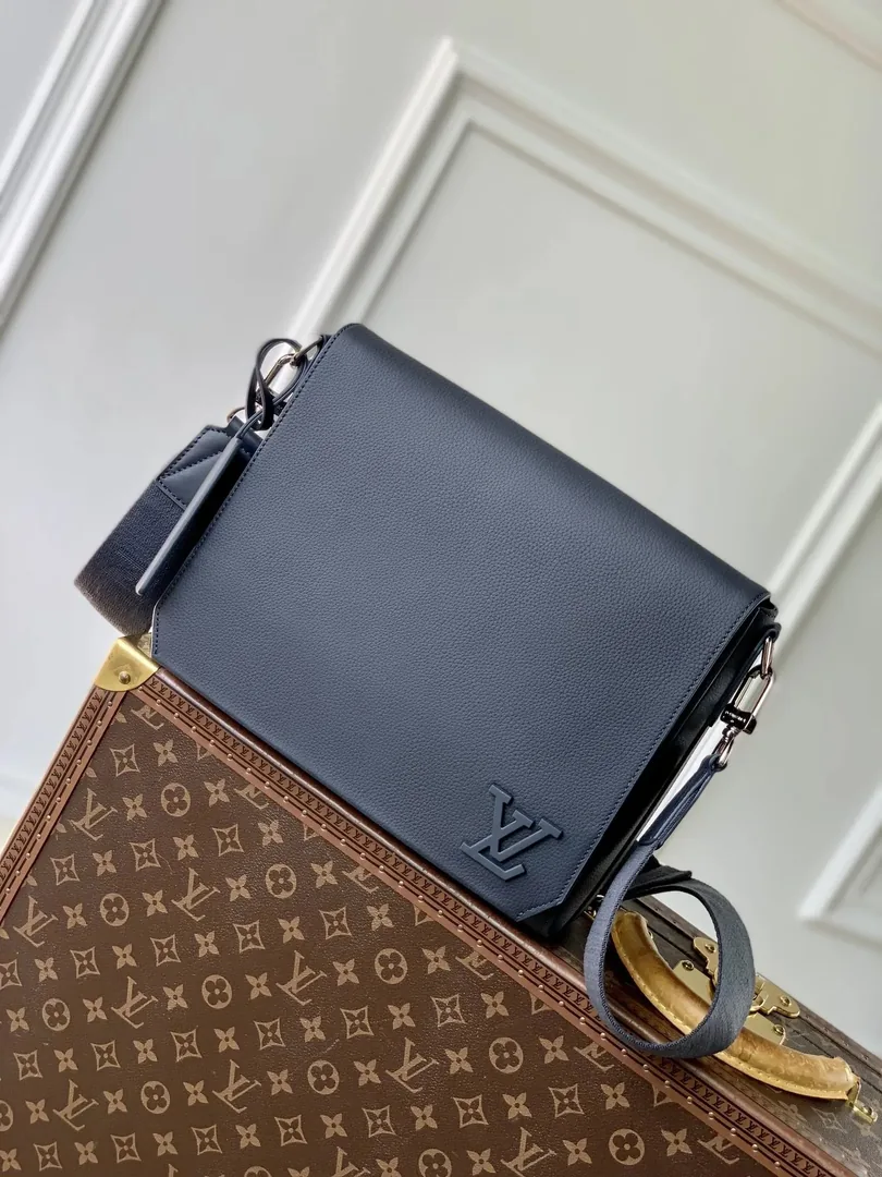 Louis Vuitton Takeoff Bag — Photo 13