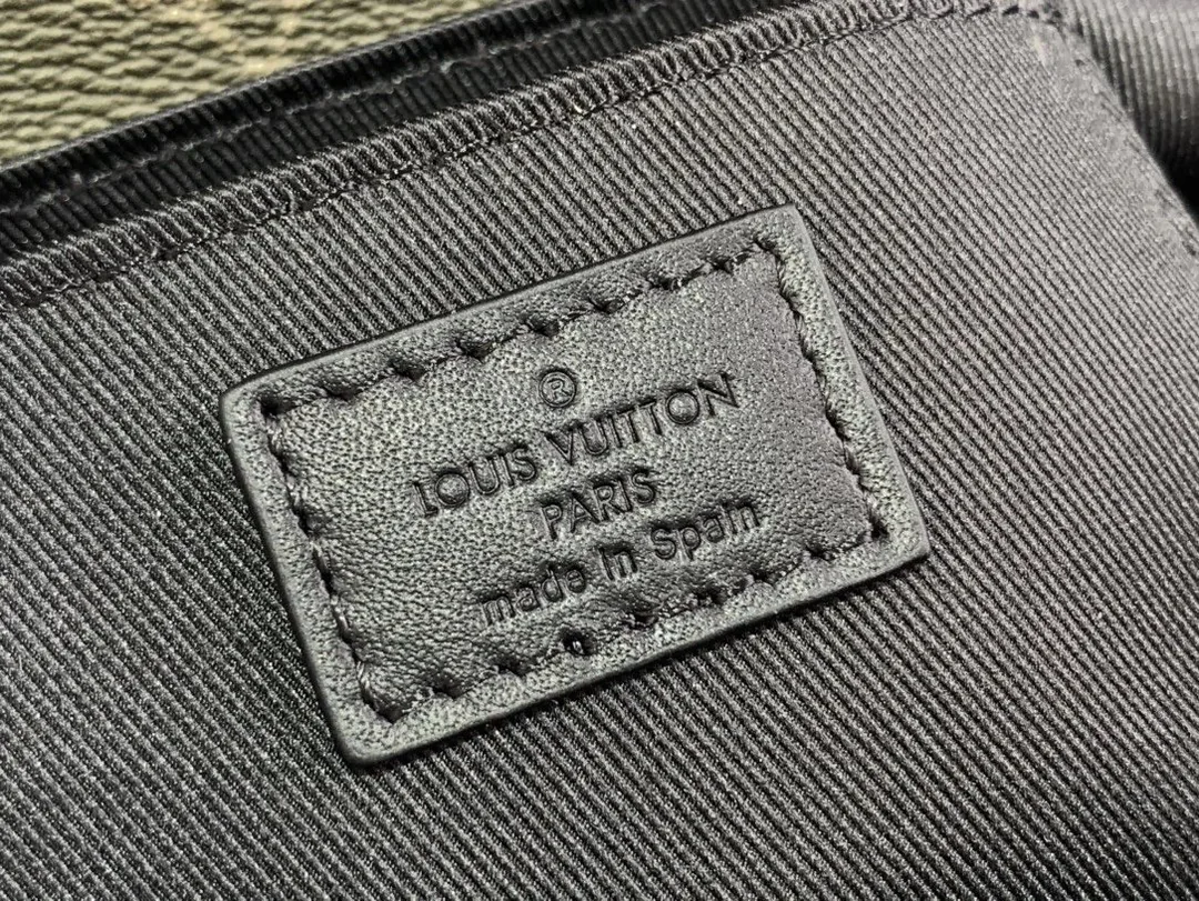 Louis Vuitton Leather Shoulder Bag — Photo 15