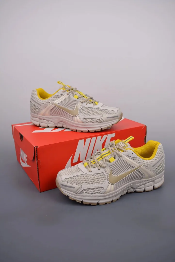 Nike Vomero 5 Sneakers — Photo 13