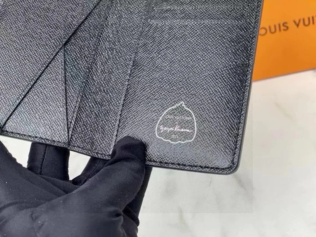 Louis Vuitton Short Leather Wallet — photo 8