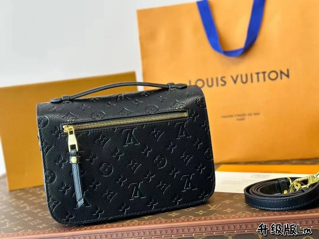 Louis Vuitton Leather Handbag — Photo 4