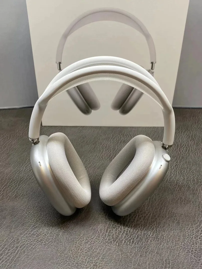 Silver Max Earbuds — Photo 3