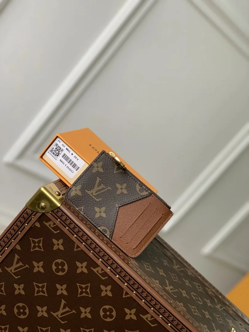 Louis Vuitton Leather Card Holder — Photo 10