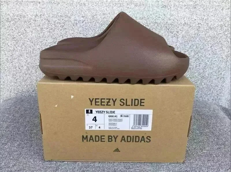 Yeezy Slides — Photo 4