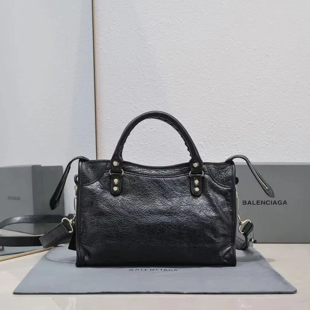 B Logo Accessory — photo 3