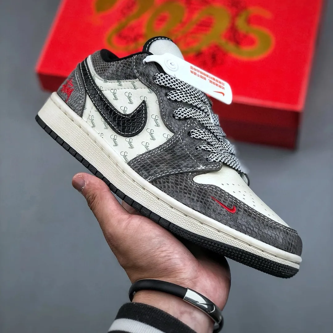 Nike Dunk Sneakers — Photo 14