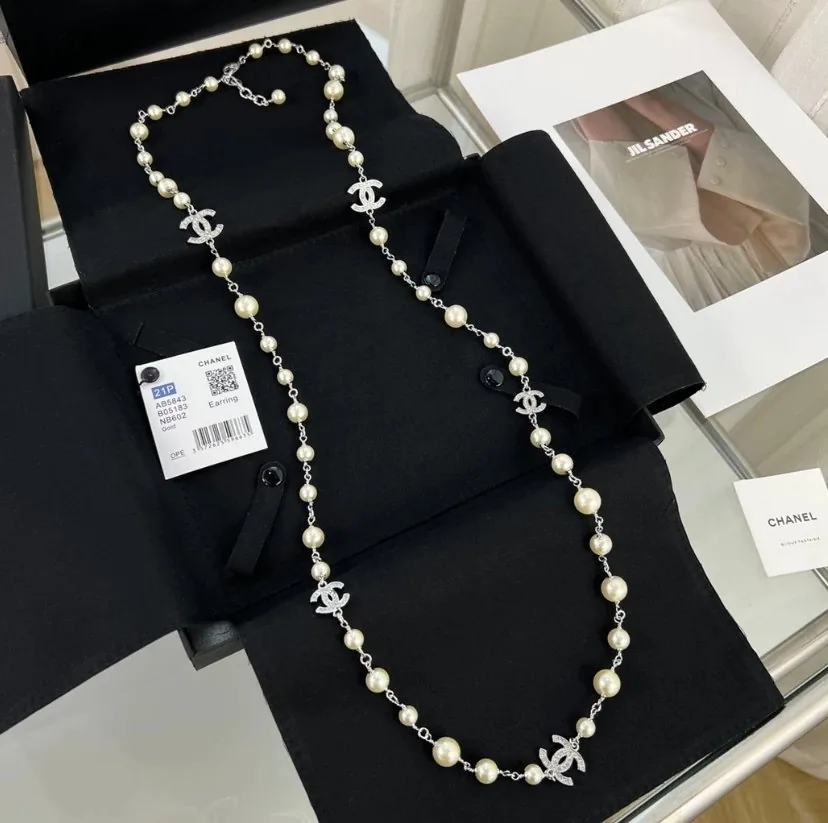 Pearl Necklace Sweater Chain — Photo 4