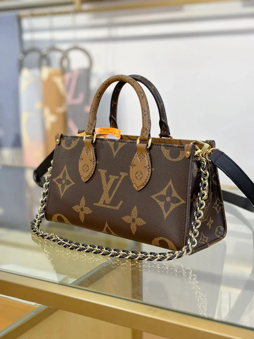 Louis Vuitton OnTheGo East West Chain Bag — Zdjęcie 3