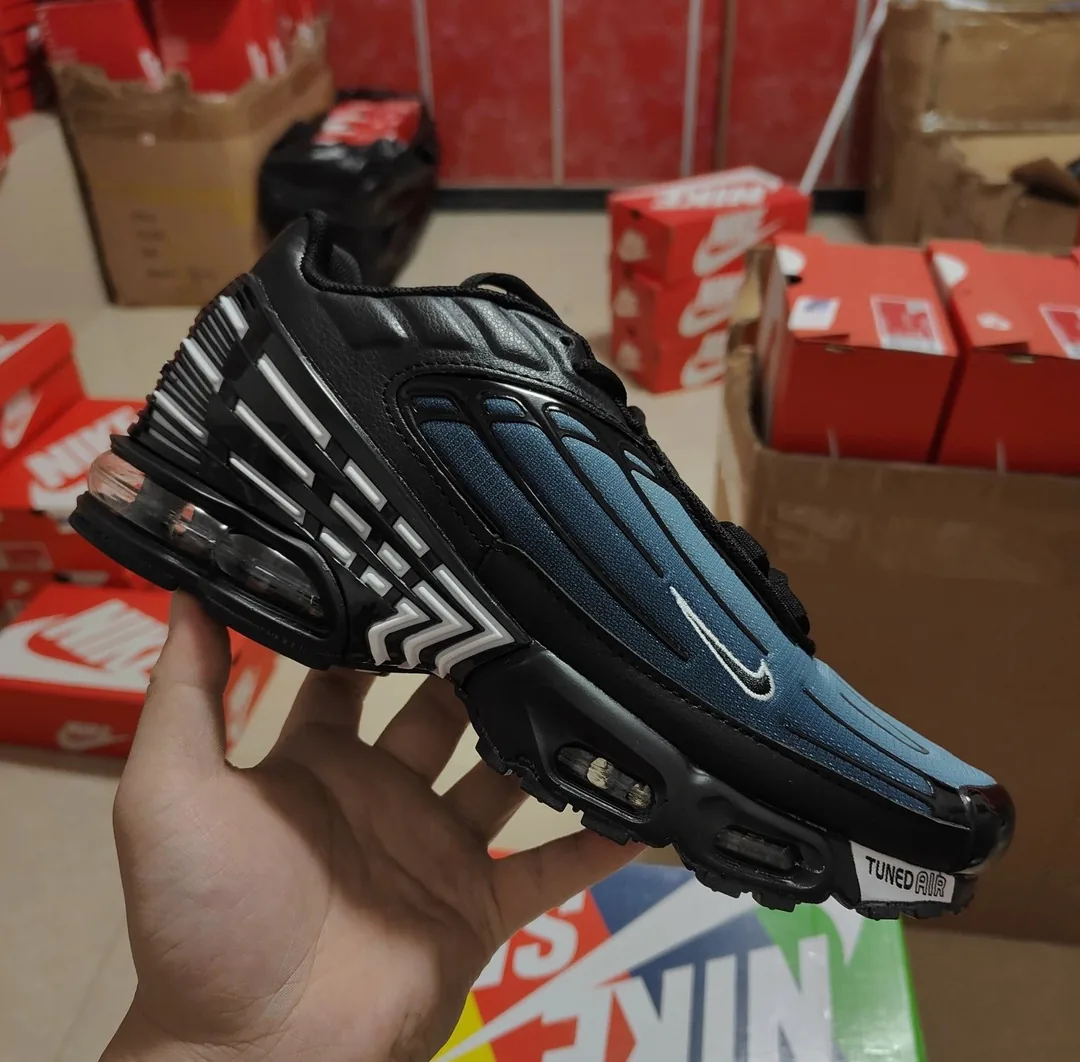 Black Nike Air Max Plus TN — Photo 13