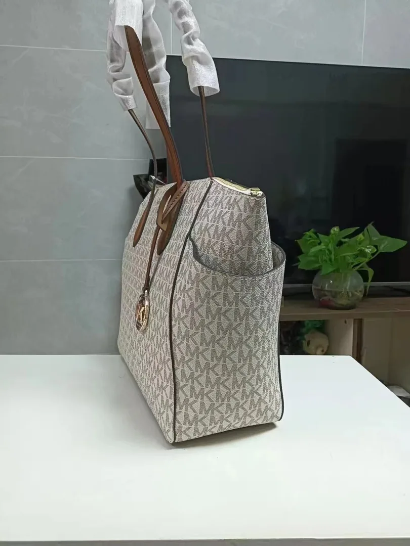 Michael Kors Leather Handbag — photo 8
