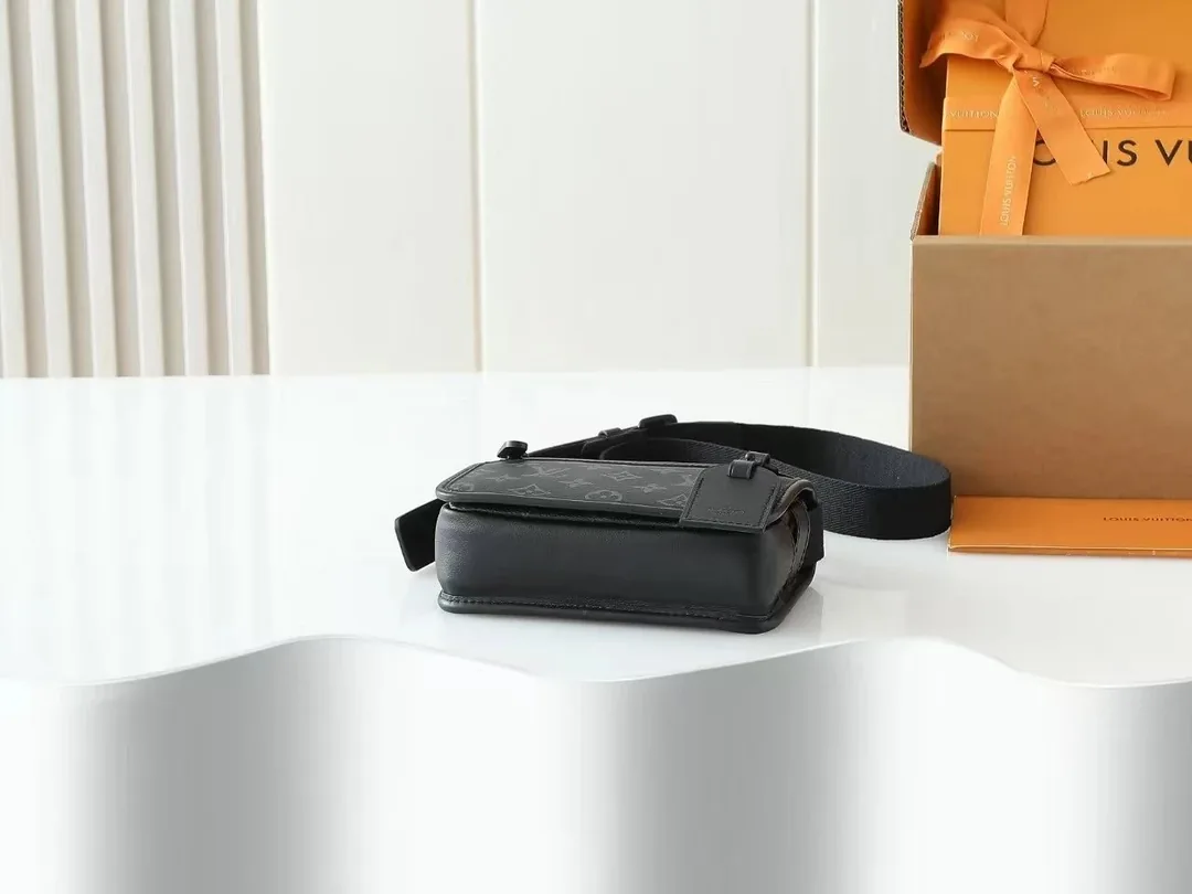 Louis Vuitton Leather Purse — photo 3