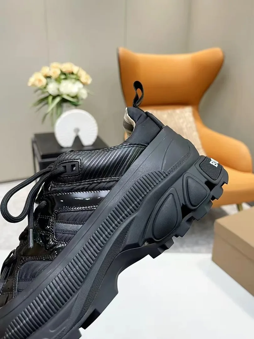 Burberry Arthur Sneakers — QC