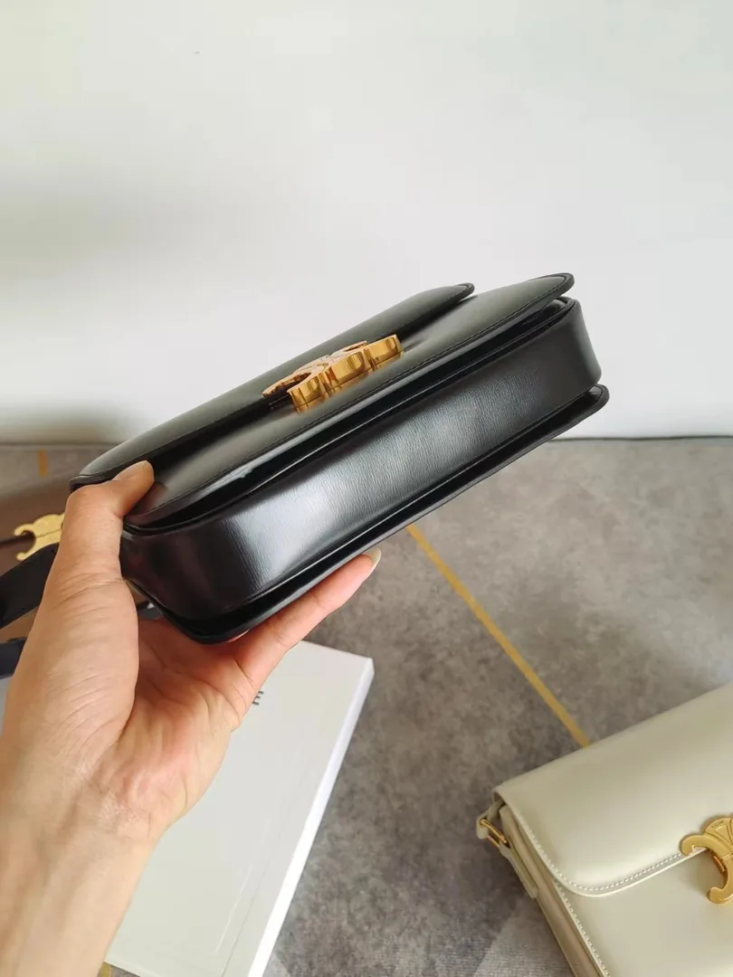Chanel Leather Shoulder Bag — photo 9