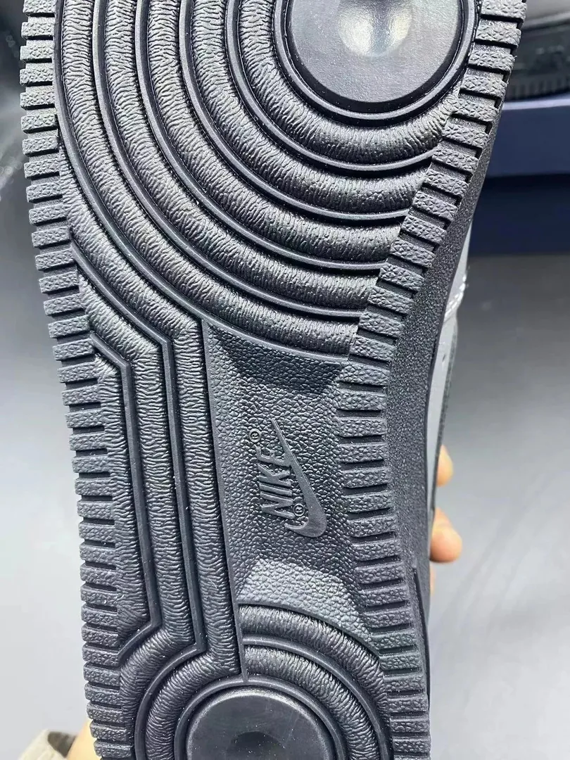 Air Jordan 1 Low Medium Gray — Photo 15