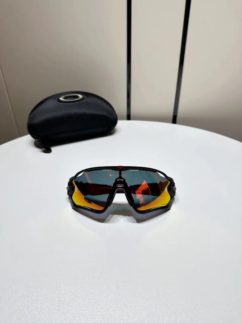 Polarized Lightweight Sport Sunglasses — Photo 5