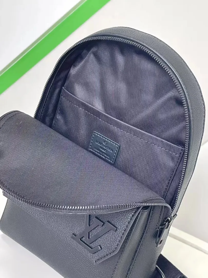 Louis Vuitton Leather Crossbody Bag — photo 4