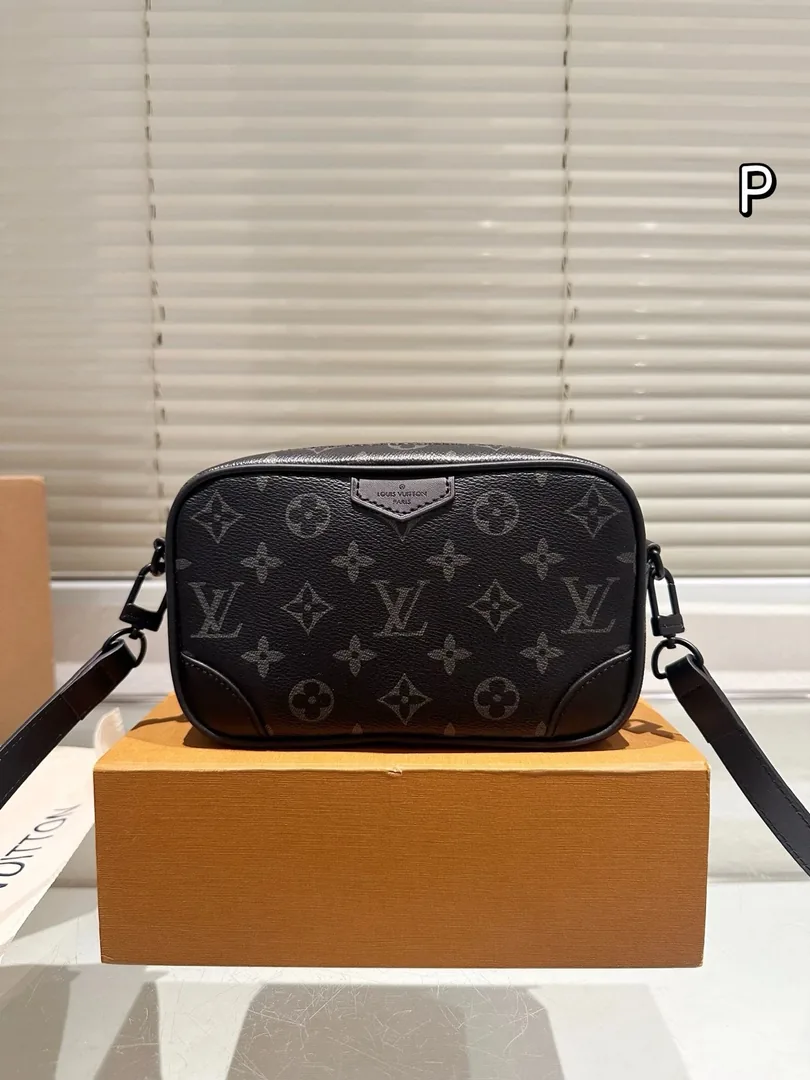 Louis Vuitton Leather Camera Bag — photo 4