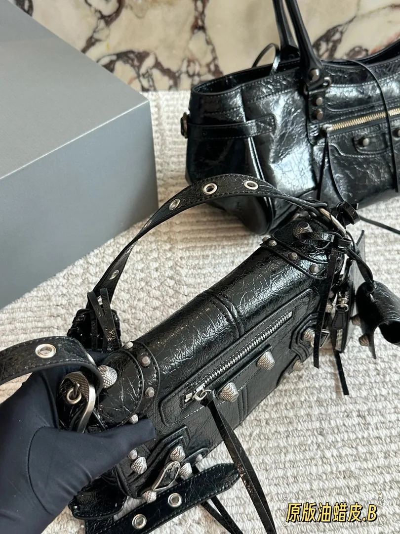 Balenciaga Le Duffle Waxed Leather Bag — photo 8