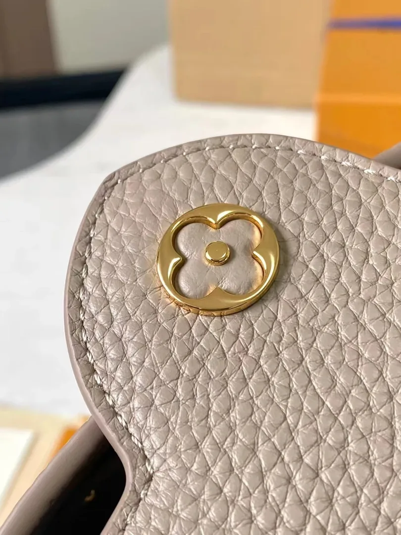 Louis Vuitton Leather Shoulder Bag — photo 8