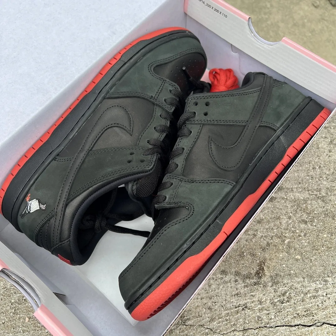 Nike SB Dunk Pigeon Sneakers — Photo 2