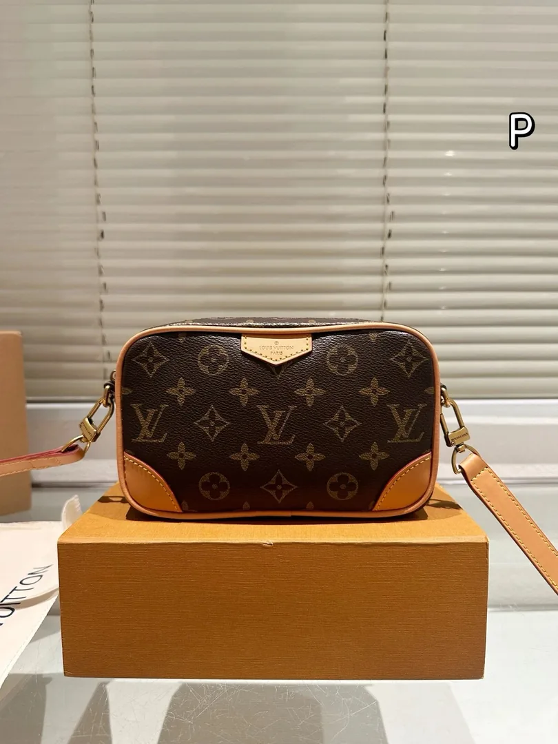 Louis Vuitton Leather Camera Bag — photo 3