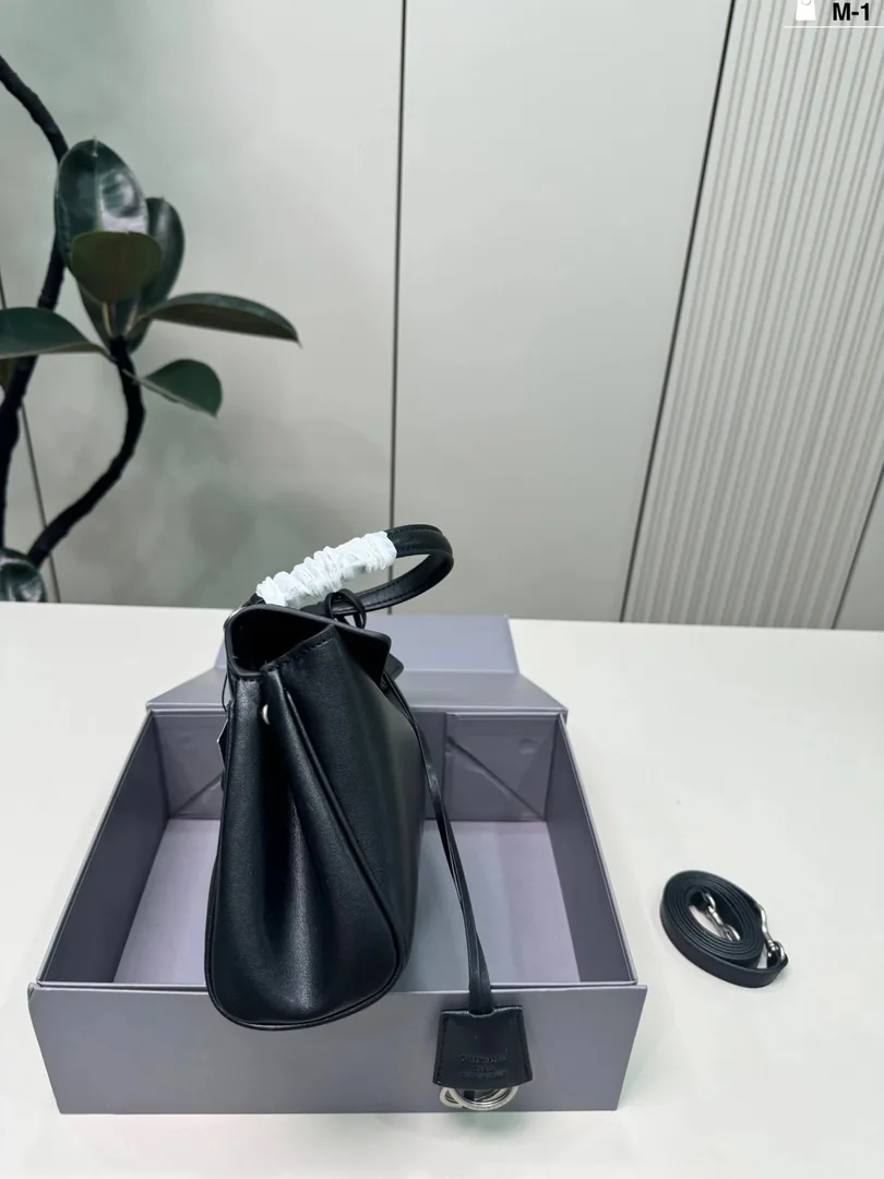 Balenciaga Leather Tote Bag — Photo 2