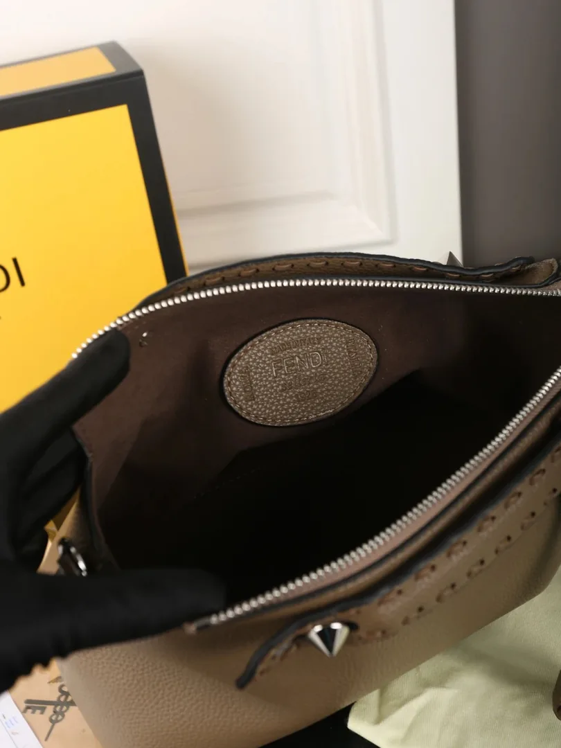 Fendi By The Way Soft Boston Bag — Zdjęcie 14