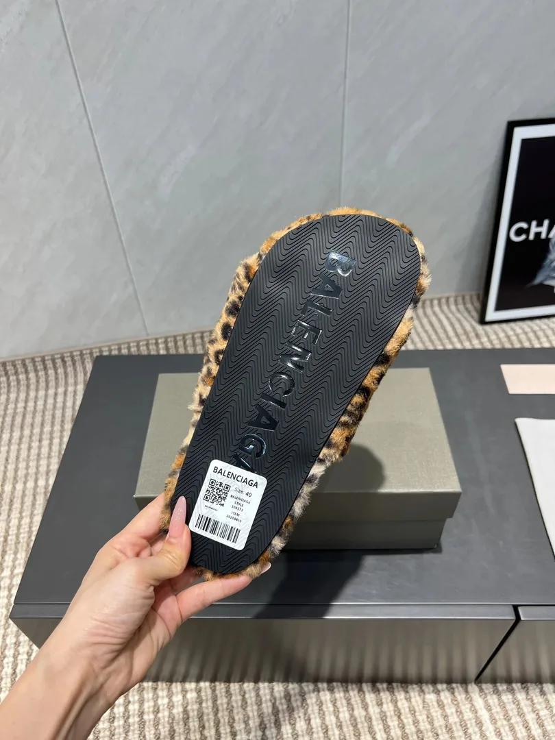 Balenciaga Slides — Photo 5