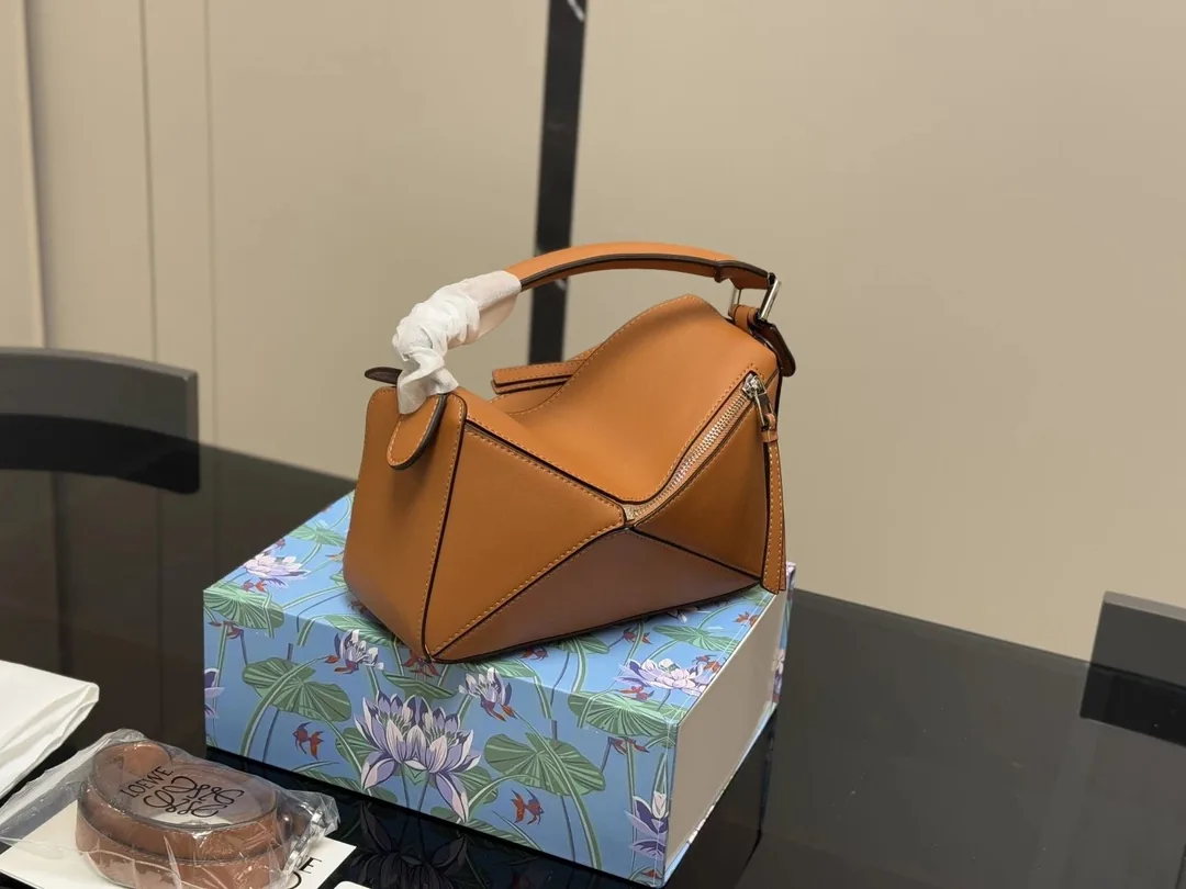 Loewe Puzzle Edge Leather Bag — Photo 9