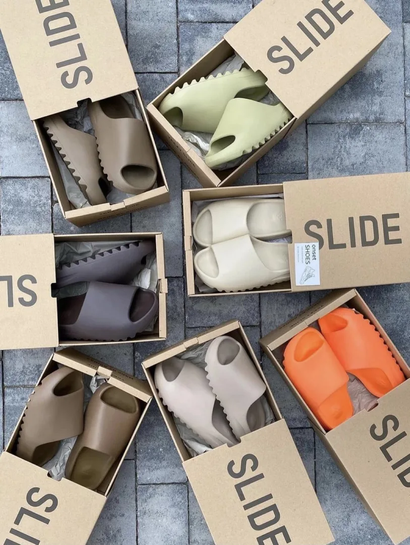 Yeezy Slides — Photo 4