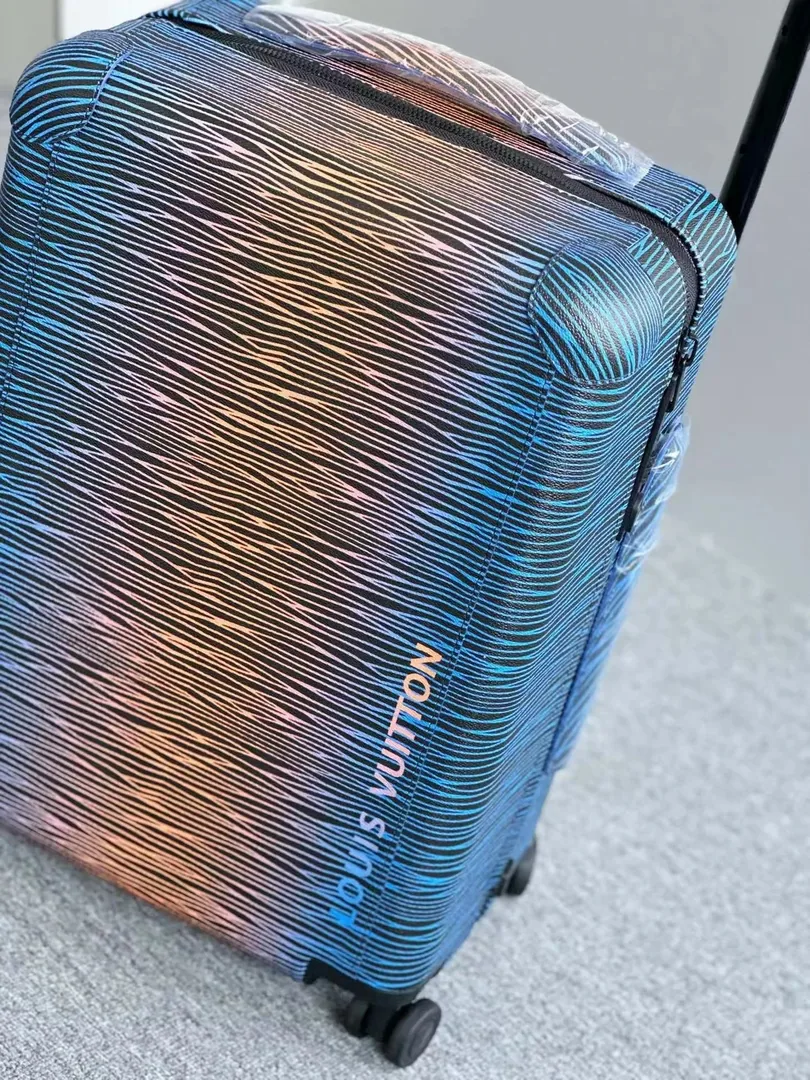 Horizon Rolling Luggage — Photo 4