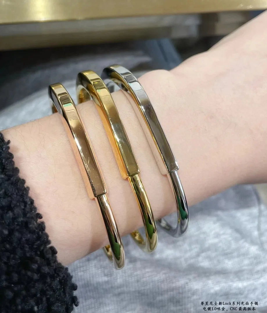 Gold Plated Smooth Lock Bracelet — Photo 4