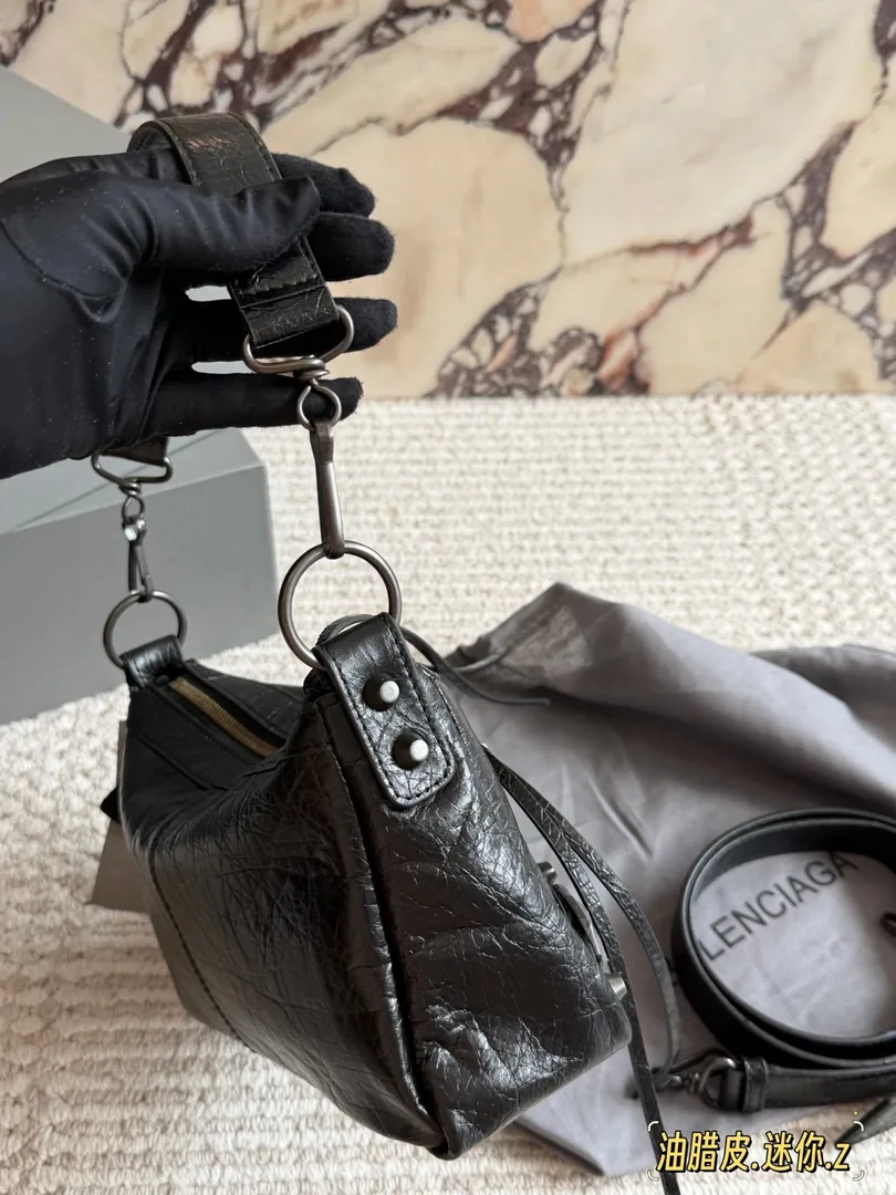 Balenciaga Waxed Leather City Bag — photo 7