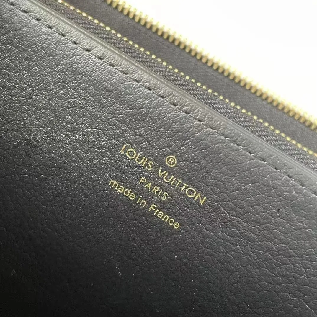 Louis Vuitton Leather Handbag — photo 5
