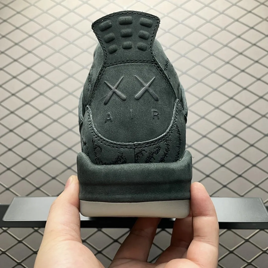 Air Jordan 4 Kaws Grey — Photo 4