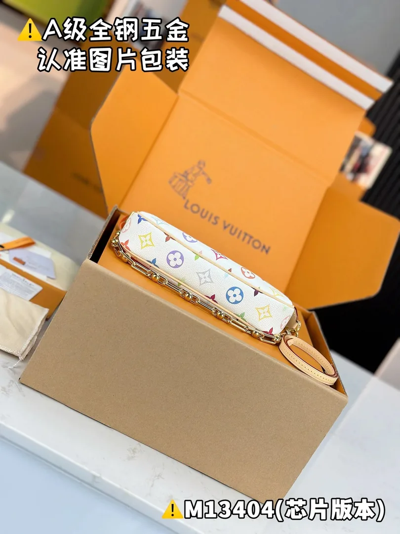 Louis Vuitton Pochette Bag — Zdjęcie 13