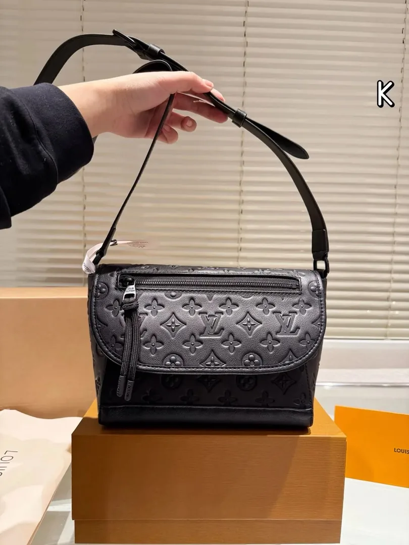 Louis Vuitton S Lock Leather Bag — Photo 14