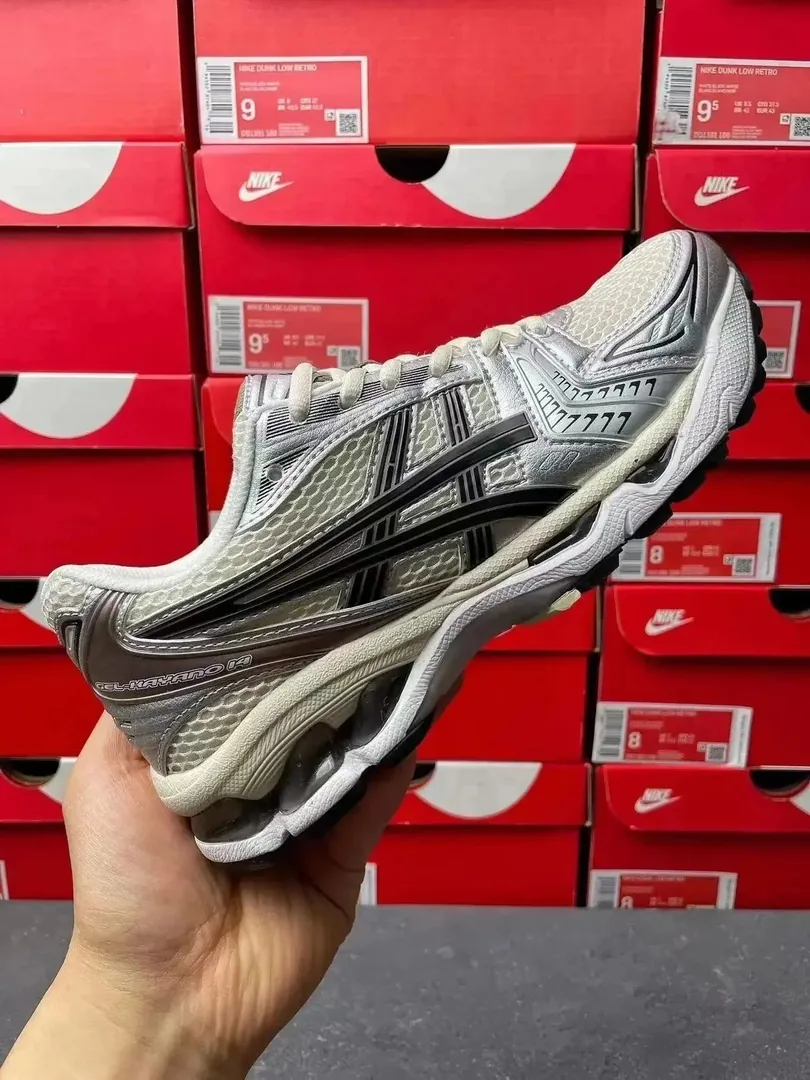 Asics White Athletic Sneakers — Photo 2