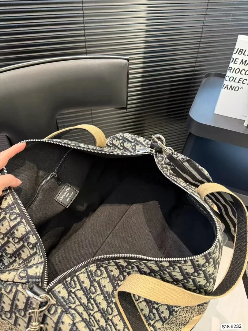 Dior Textured Leather Bag — photo 9