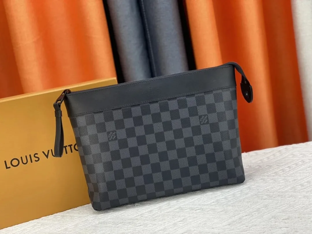 Louis Vuitton Leather Clutch — photo 3