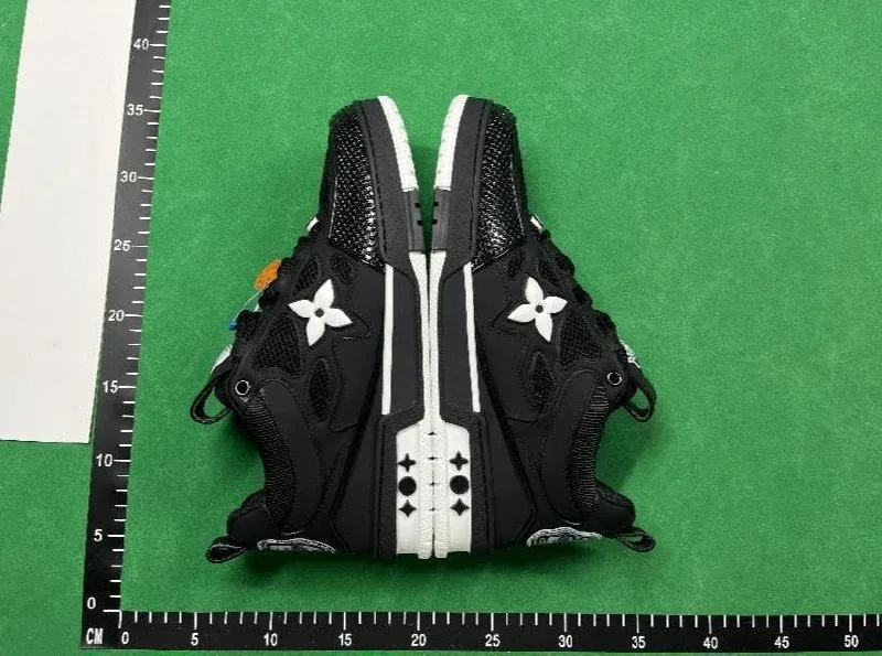 Louis Vuitton LV Trainer Grey Low-Top Runners — Photo 9